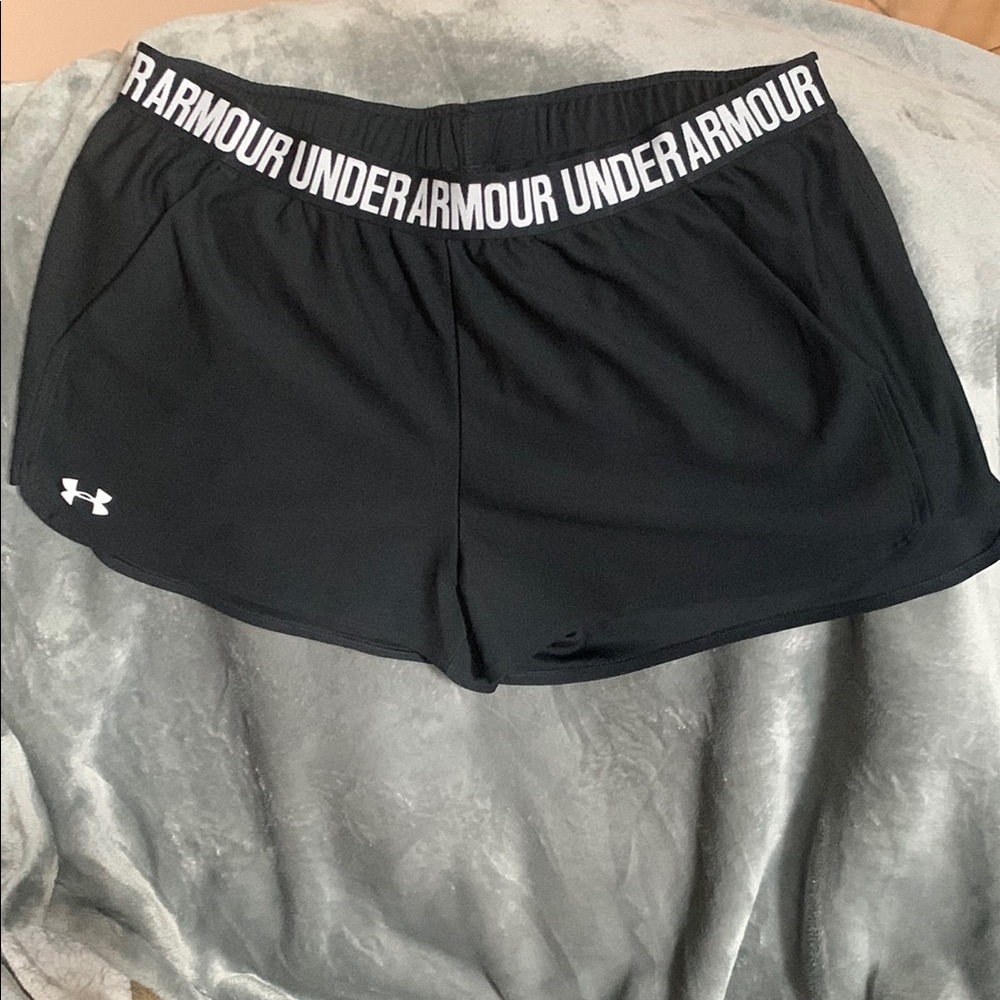 Under Armour Women's Black shorts size xxl.  Pockets euc